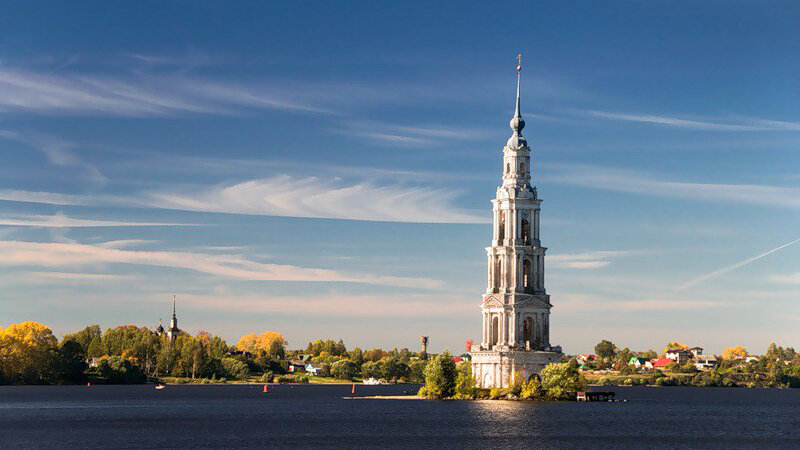Колокольня Никольского собора посреди Угличского водохранилища. 