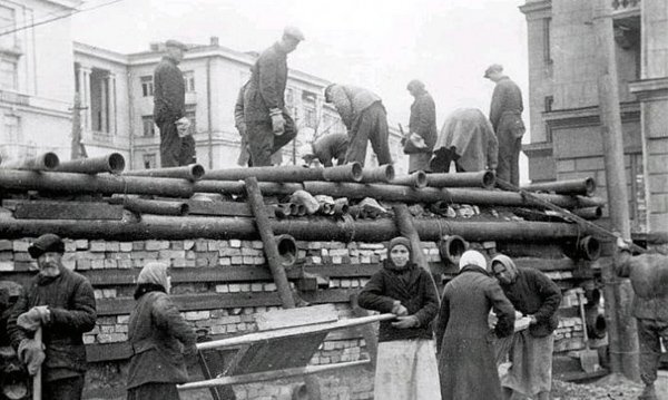 Жители Ленинграда возводят баррикаду, 1941 год.