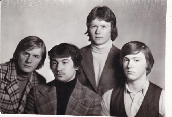 Игорь Маменко (второй слева) с друзьями в студенчестве