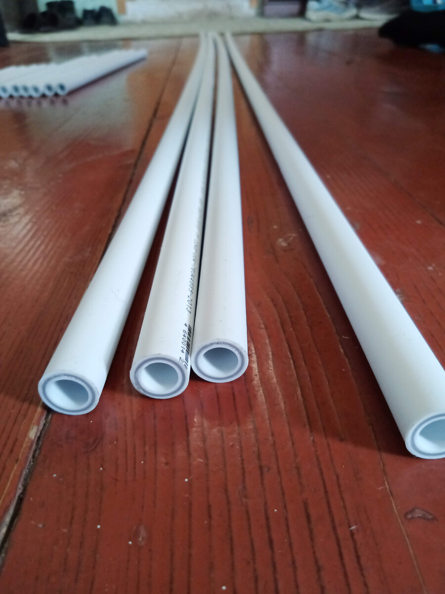 Трубы которые я использовал для изготовления шпалеры. Фото автора.