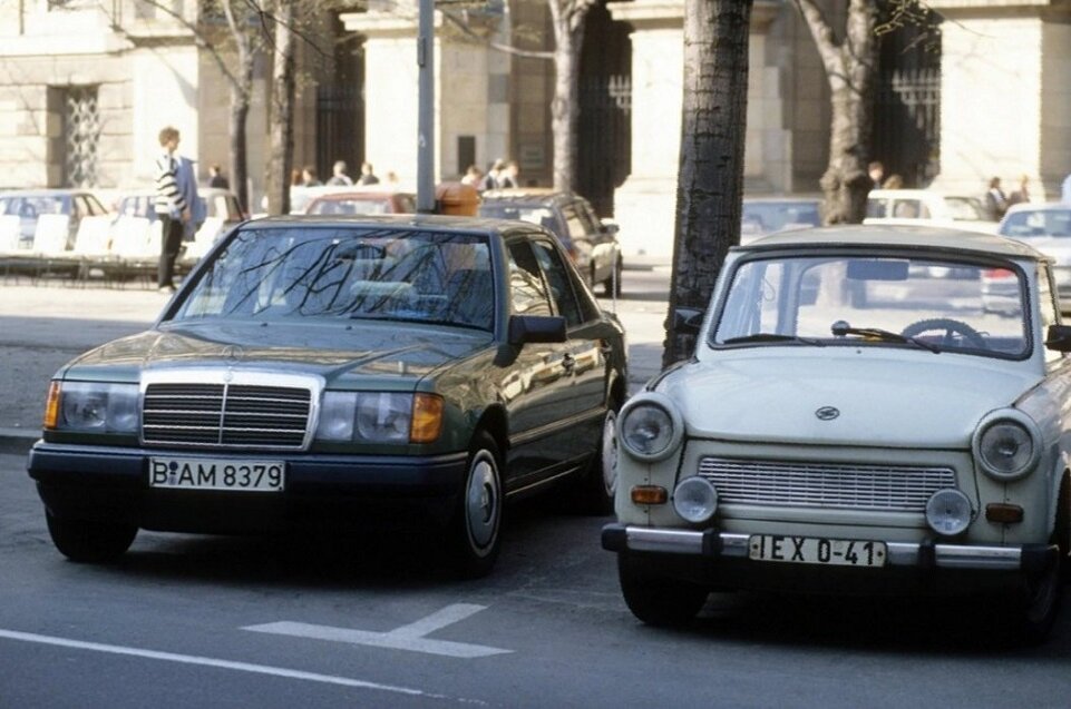 Социалистический Trabant и капиталистический Mercedes-Benz