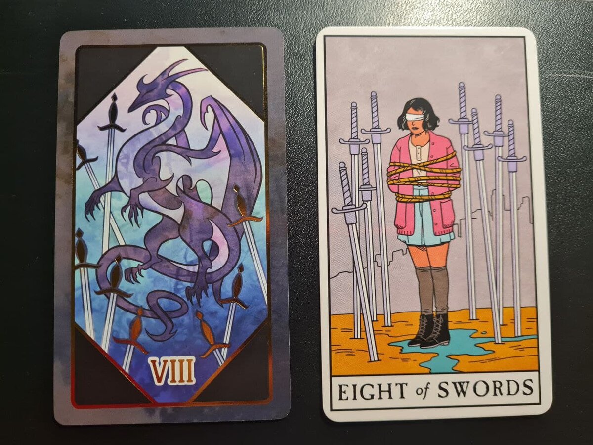 Сравнение восьмерки мечей в Таро The Arcana и Таро Современных ведьм