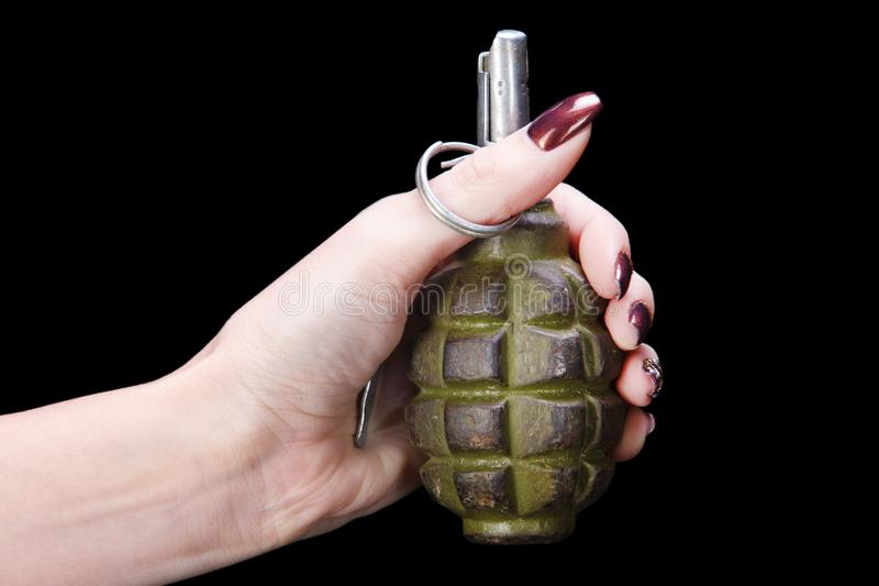 Вы меня, конечно, извините просто не нашёл нормальной картинки, ну граната и бутылка чем-то схожи...Читаем