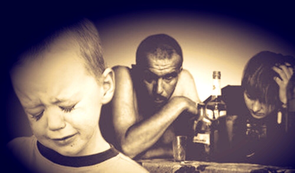 Не могу смотреть на этот снимок без душевной боли. Кто защитит ребенка от горе-родителей?