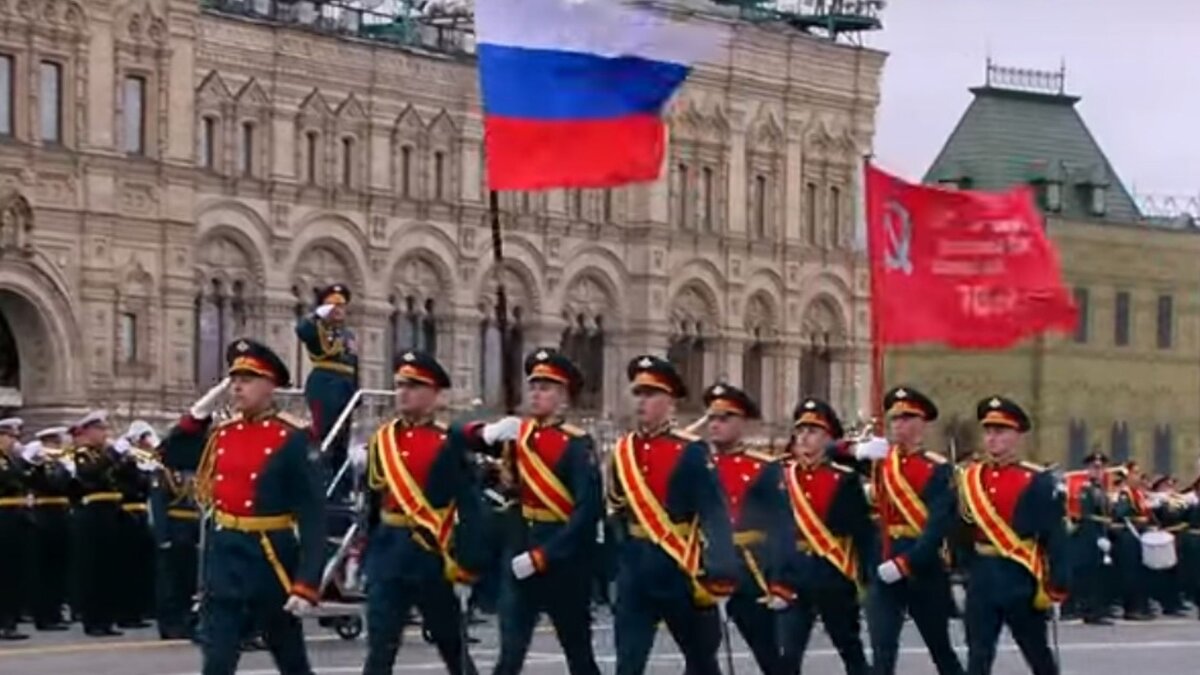 Пока за знамени Победы серп и молот сохранился.