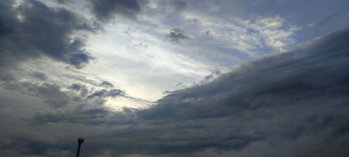 Понедельник день тяжелый. Почему же? Вечер воскресенье, начинаются мысли о том, как пережить следующую рабочую неделю. От этого мы наполняем свой мозг теми проблемами которые ещё не произошли: 
- А, что скажет начальник о моем отчёте? 
- ой, он опять подойдет со своими историями, как бы мне избавиться от него? 
- так, нужно заранее всё приготовить, чтобы завтра опять не получать замечание за опоздание. 
И тем самым мы наполняемся тем негатовом, грустью, что с утра уже как выжитый лимон, и с этим желанием мы идем на работу и живем всю рабочую неделю. Главное, что мы упускаем в этой ситуации, это когда ситуация ещё не произошла, а в мыслях мы уже провалились. Желание лучшей жизни, хорошей работы, которые многие не имеют так же давят на позитивный настрой. Главный вопрос из всего этого: - ЧТО НАМ МЕШАЕТ? 
Как просыпаться и радоваться каждому дню?  Дам достаточно глупый, но емкий совет - не парься! Научись смотреть по сторонам, и да ,я не в прямом смысле, а в том, что замечайте мельчайшие детали вашего окружения. Нас окружает столько всего прекрасного: архитектура, природа, люди, животные. Если просто начинать каждый день замечать в деталях что-то ,что нас зарядит на позитивный настрой, то каждый будний день будет иметь смысл, и если не в продуктивности работы, а в ситуациях который вы пережили или прожили с улыбкой. Делая на завтрак себе яичницу, каждый раз можно замечать разные, фигуры, лица, так просто ,но так забавно. Стоишь в пробке, опаздываешь, но в соседней машине сидит парень, который громко поет какую-то песню, играющую  и по вашему радио. Да, начальник на вас поругается за опоздание, потому что встал не с той ноги, но вы думайте ( о как прекрасно пел тот парень. Был бы я на голосе, я бы к нему повернулся). Живите в моменте и наполняйтесь каждый день лучами позитива в деталях!Всем удачного дня! 