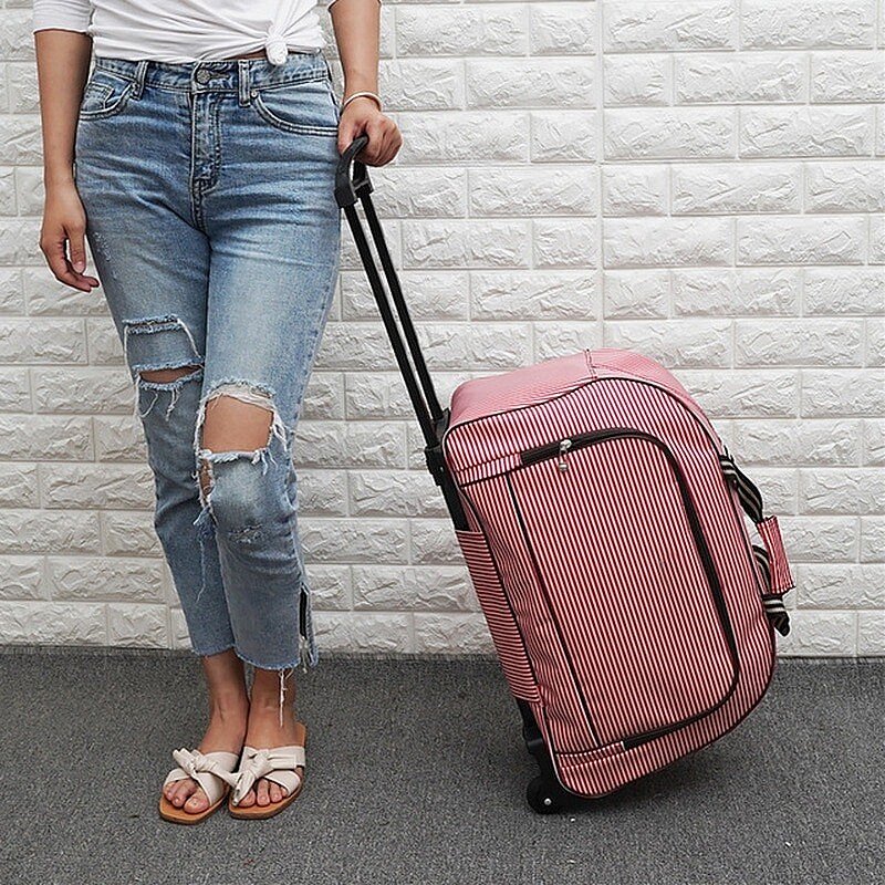 карманов и мягкими ручками. Только современные модели оснащены практичными колесами и удобной телескопической ручкой. На рынке представлен большой выбор расцветок, размеров и конструкций. Поэтому каждый сможет подобрать аксессуар по личным предпочтениям.Классические. Это все те же привычные сумки прямоугольной формы с множеством наружныхФотография сумки на колесах
