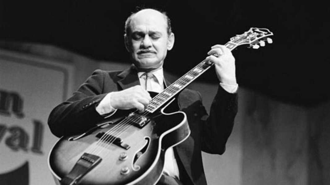 Молодой пасс. Джо пасс. Джо пасс гитара. Joe Pass фото. Джаз басист.