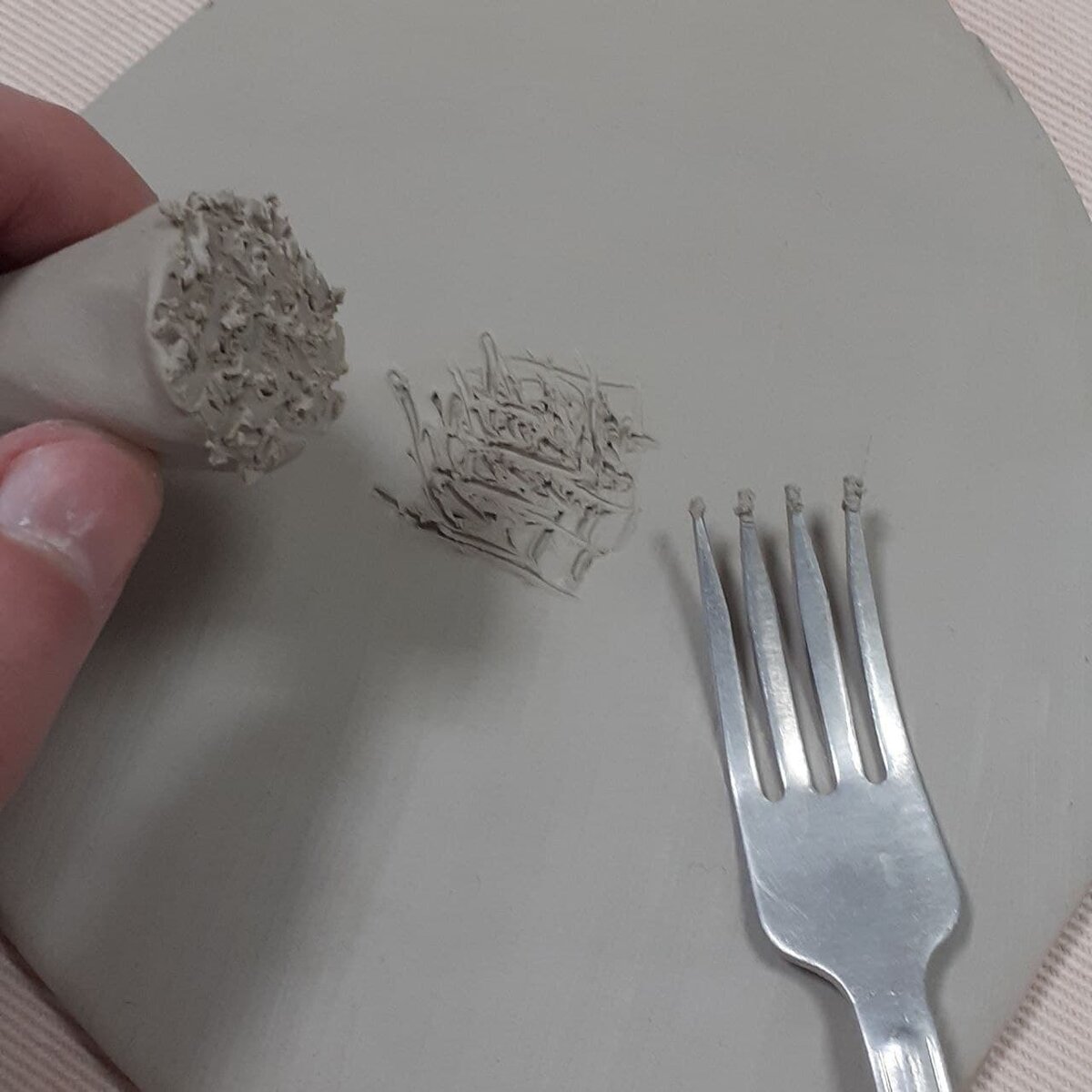 2. Сделать насечки глубиной около 1 мм на обеих деталях