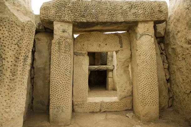 
Странное каменное сооружение внутри «царства мертвых».