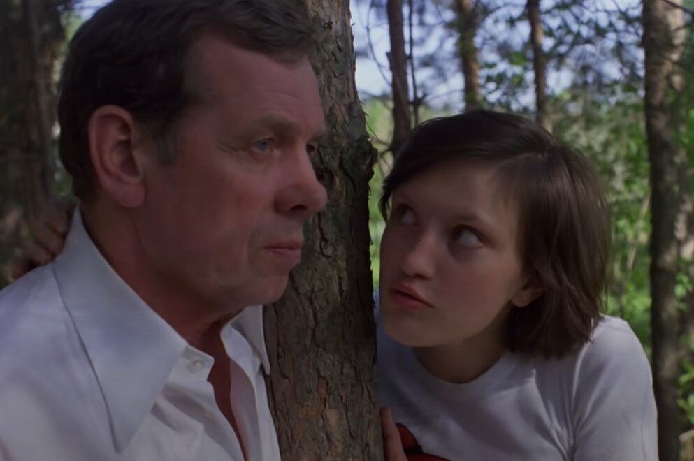 Наташа шутливо спрашивает папу, будет ли он нянчить внука после списания "на землю". Кадр из фильма "Экипаж" 1979 г.