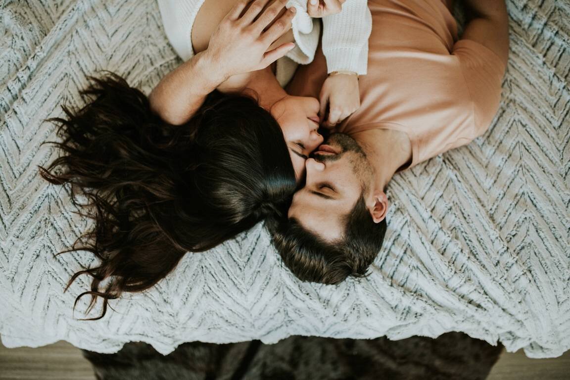 семейный страстный. парень обнимает девушку. мужчина и женщина. влюбленные парочки. фотосессия лав стори в студии идеи.