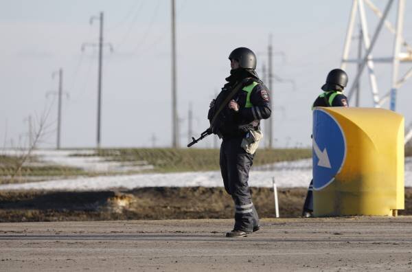 Источник фото: РИА «Новости» / Антон Вергун
Сотрудник ДПС на шоссе возле границы с Украиной в Белгородской области📷
