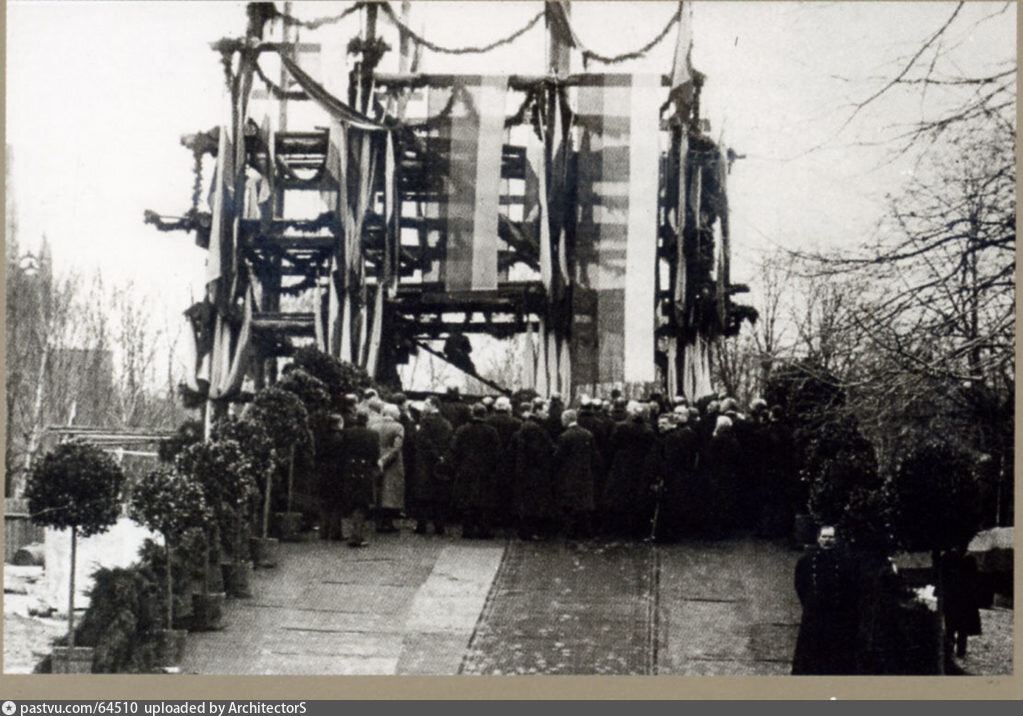 Закладка памятника в 1913 г.
