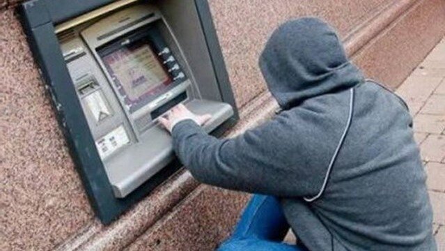 Мошенники у банкоматов
