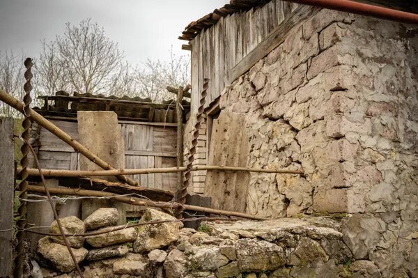 Многие дома в селе Чиатурского района сразу стали разрушатся