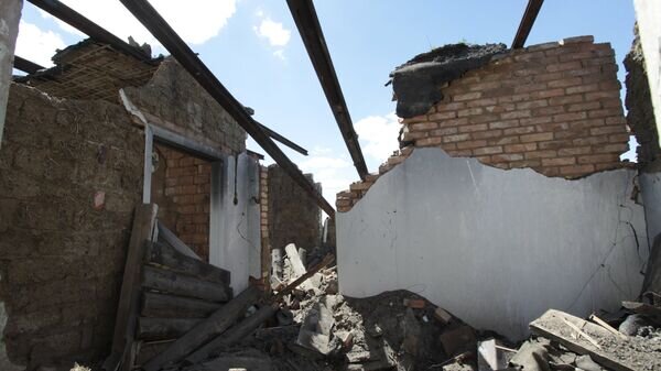    Последствия минометного артобстрела поселка Александровка в Донецкой области© РИА Новости / Сергей Аверин