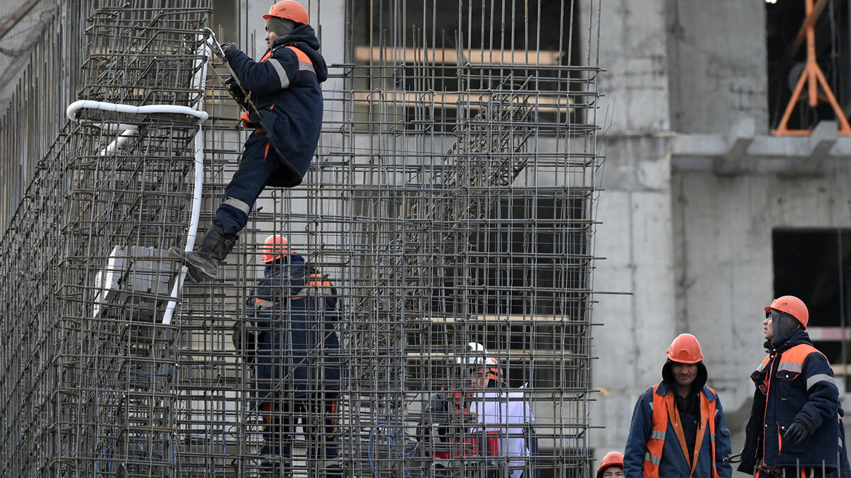    Рабочие на строительной площадке ЖК "Ситибэй" на Волоколамском шоссе в Москве© РИА Новости . Максим Блинов