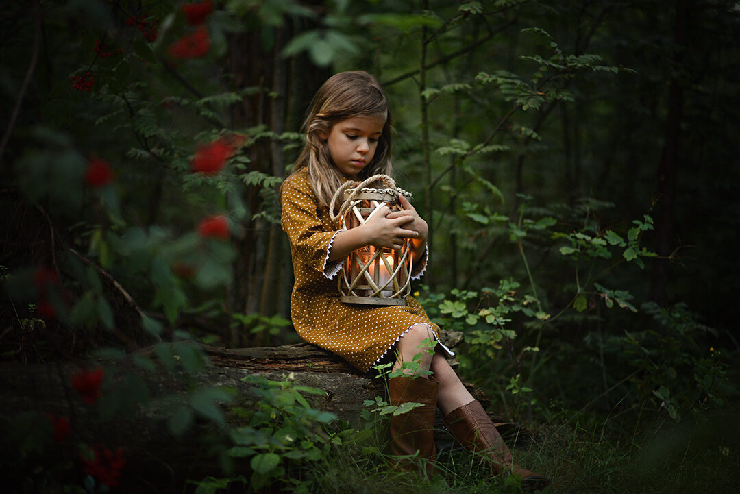 Включи девочку в лесу. Девочка в лесу. Детская фотосессия в лесу. Сказочные фотосессии детей в лесу. Девушка с фонарем в лесу.