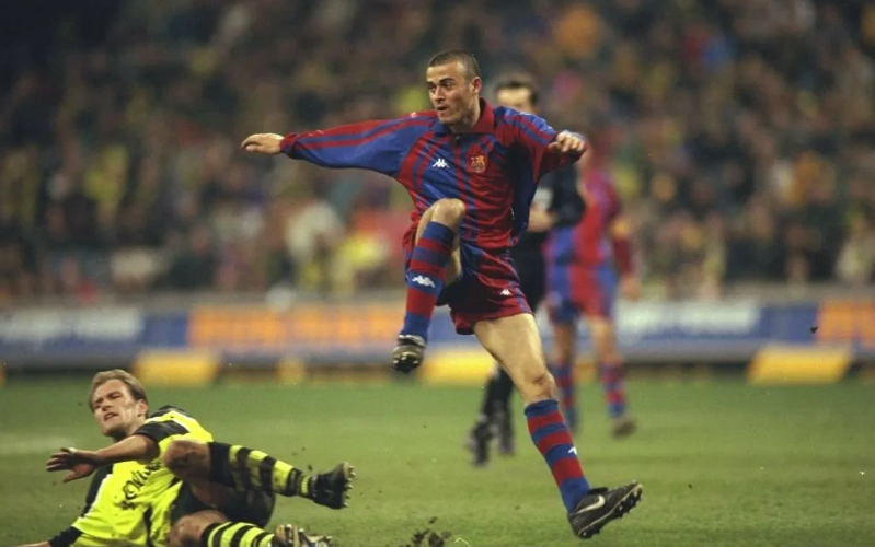 Первый матч Суперкубка Уефа на Камп Ноу. Атакует Луис Энрике