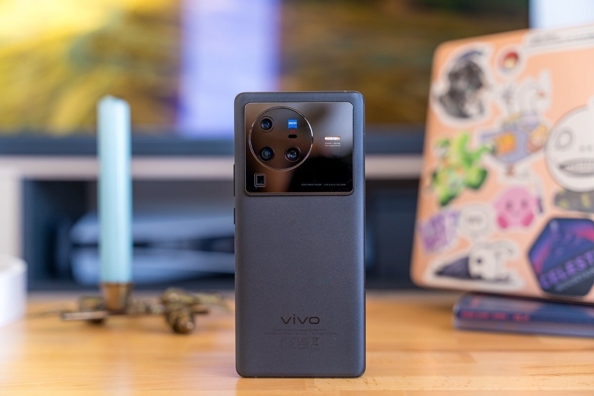    Смартфон Vivo X80 Pro — необычная модель с массивной камерой. Фото: clubic.com