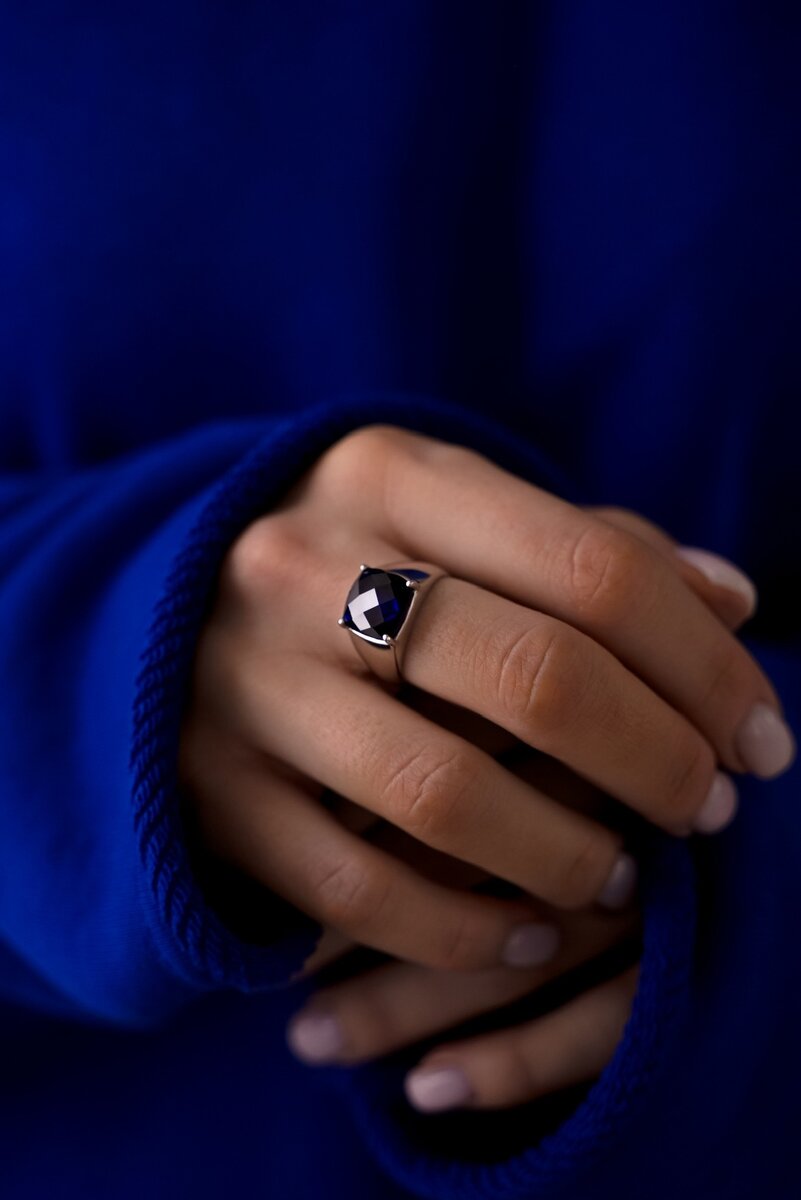 Серебряное кольцо-печатка "Правлю миром" с корундом сапфира