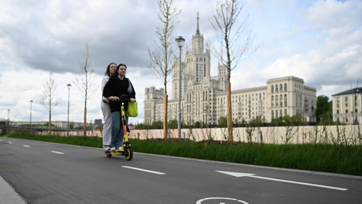    Девушки едут на электросамокате на Космодамианской набережной в Москве© РИА Новости / Павел Бедняков