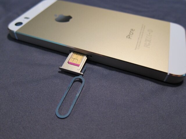    IPhone с открытым слотом SIM-карты (cc) Calerusnak
