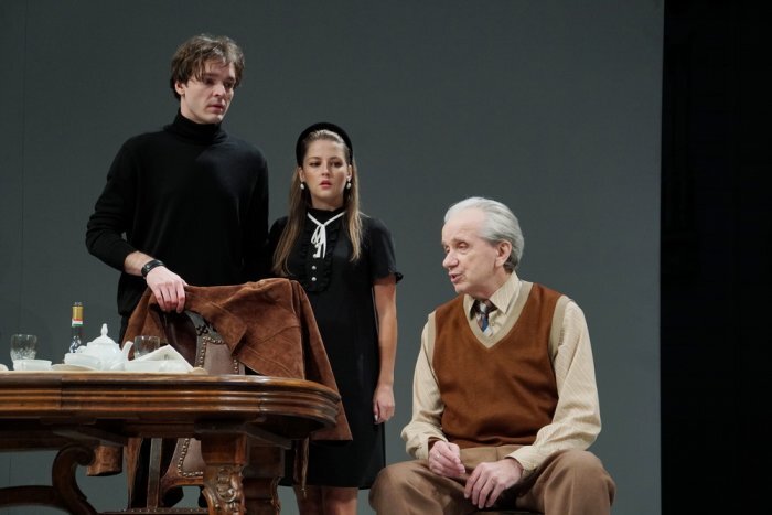 часы с боем спектакль моссовета