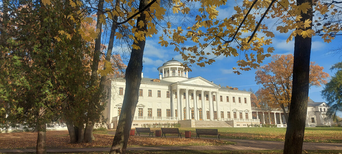 Вид на Остафьево в золотую осень. Все фото автора