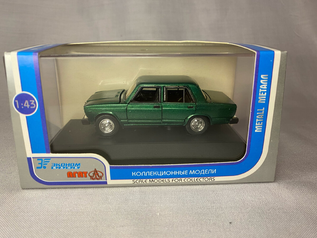 Внешний вид "люксовой" Ваз 2107 в родной упаковке вызывает уважение и чувство презентабельности изделия. Сочетание серого и синего, согласитесь, гораздо выгоднее смотрится, чем цветовая схема картонных коробок того периода. Более того, сам бокс на все 100% добротный. Впечатление при первом взгляде портит лишь расположение на подиуме самой модельки - она явно не в центре. 