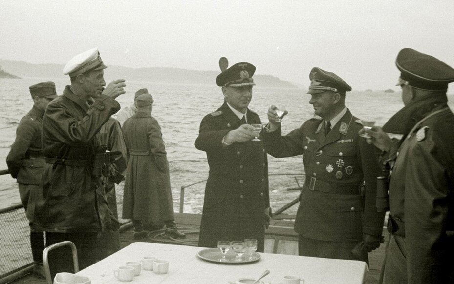 Слева направо: командир отряда итальянских катеров Д. Бьянчини, представитель кригсмарине Гельмут Лейснер и подполковник люфтваффе Фридрих Зибель. Ладога, август 1942 г.
