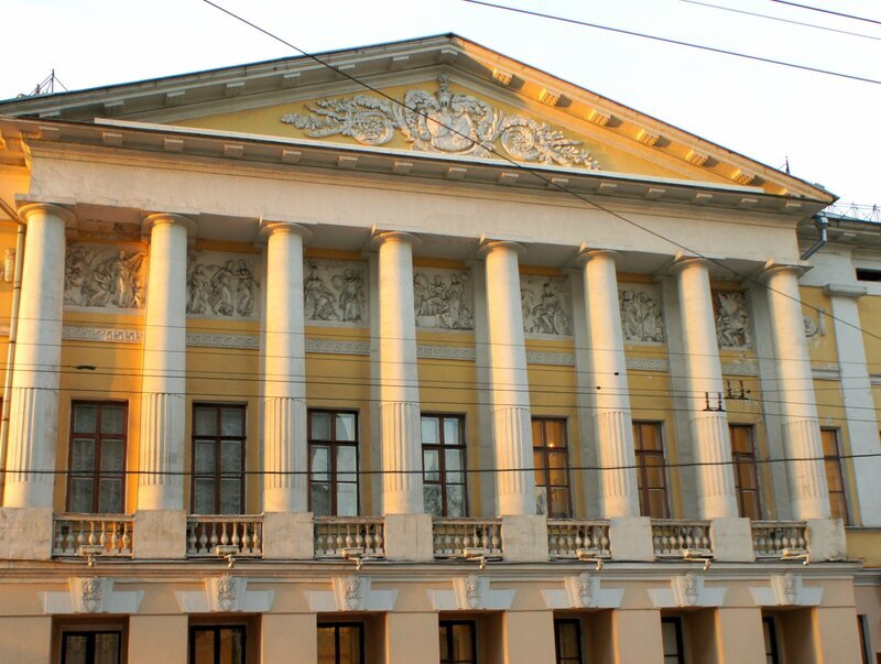 Парадный фасад с портиком и фронтон с лепниной (Яндекс картинки)