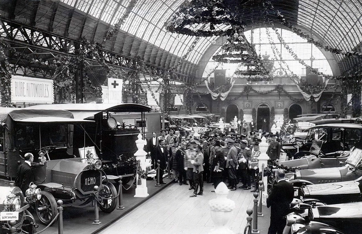 Николай II осматривает экспонаты