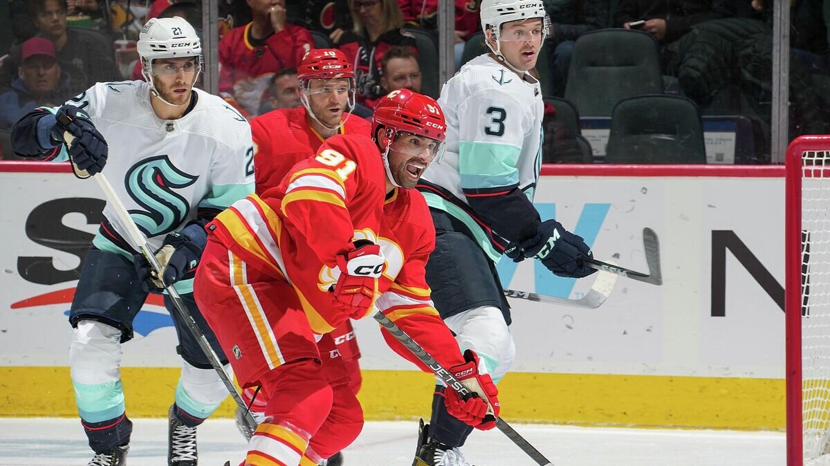   Эпизод матча "Калгари Флэймз" - "Сиэтл Кракен"© Фото : nhl.com/flames