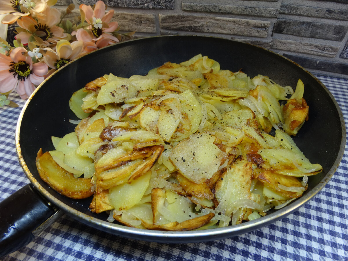 Рецепт жареной картошки с грибами и с луком в мультиварке | Меню недели