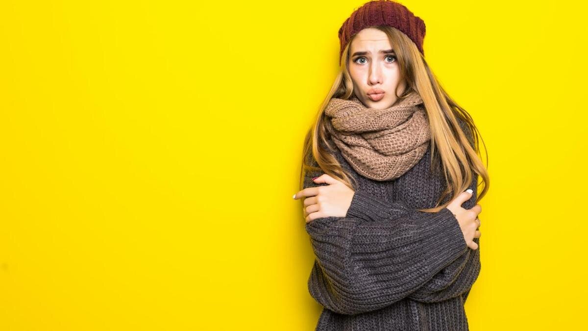    Девушка в шапке и снуде:Freepik