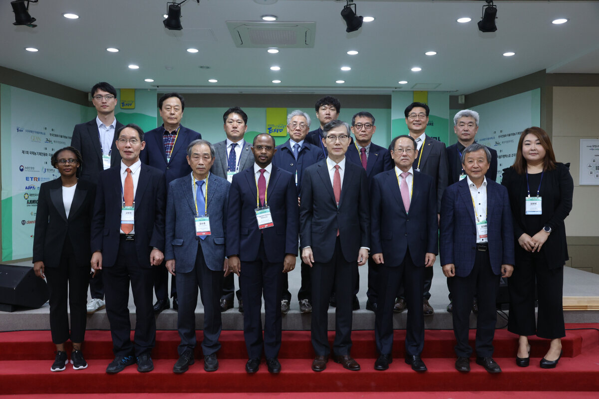 Ким  Су Чжон (спереди, третий слева), директор Международной выставки  электромобилей, посол Танзании в Южной Корее Тоголани Эдрис Мавура  (спереди, четвертый слева) и Лм Чжэ Хун (спереди, пятый слева), директор  Корейско-африканский фонд позирует фотографу после сессии делового  сотрудничества между Кореей и Африкой в ​​области сельского хозяйства на  выставке электрифицированного и автономного сельского хозяйства  (Выставка электрифицированного и автономного сельского хозяйства)