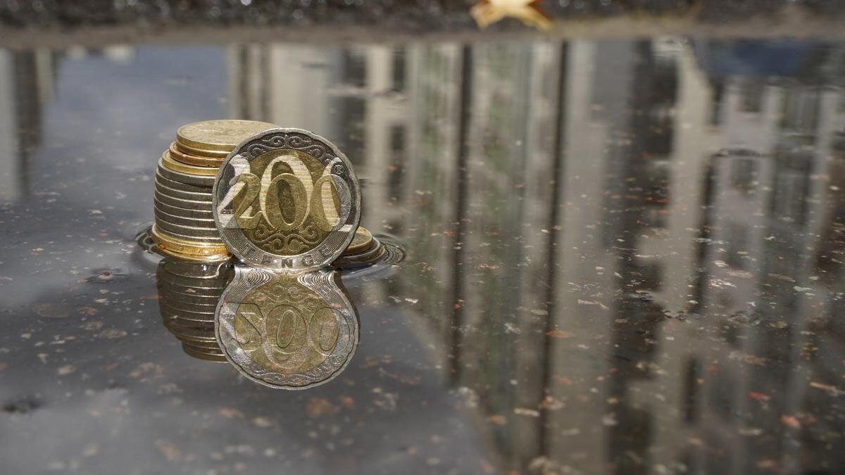    Тенге на фоне домов.:NUR.KZ/Владимир Третьяков