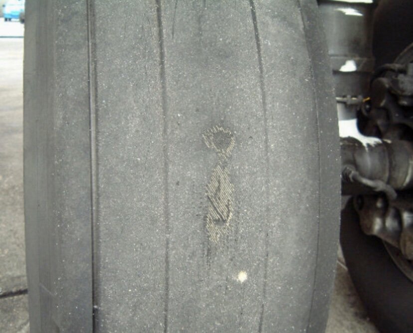 Стертый пневматик основной стойки шасси