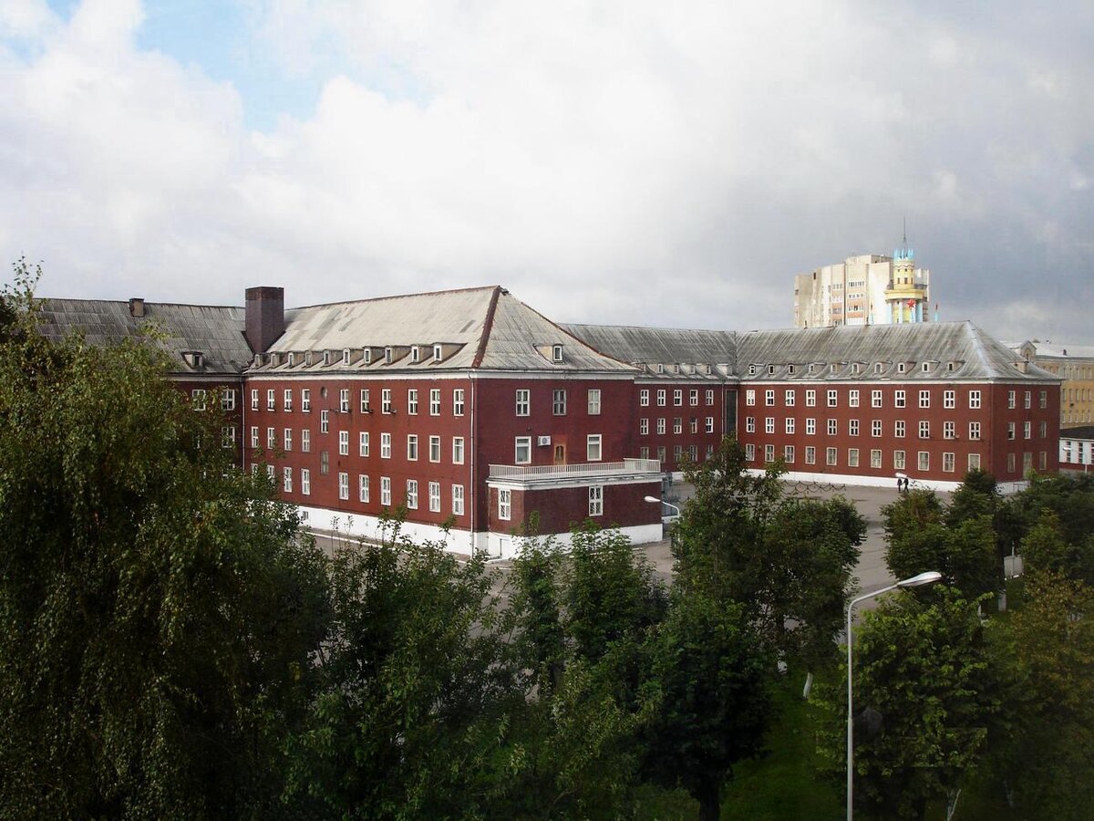 Бесценная корона нашей системы - главный учебный корпус - УК-1 (с адмиральским балконом - на переднем плане). 