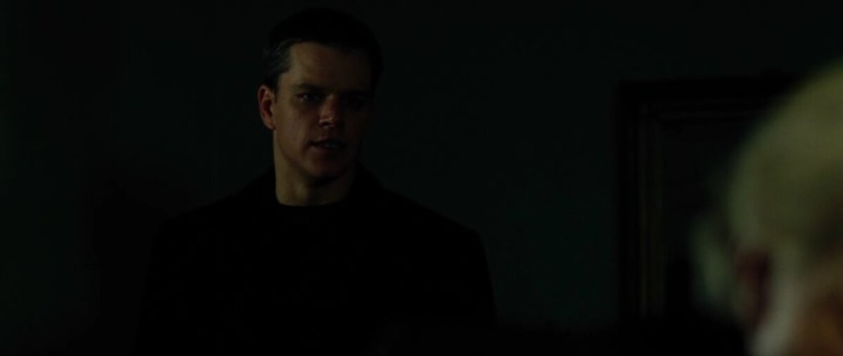 Борн продолжает вести себя крайне странно для тренированного киллера