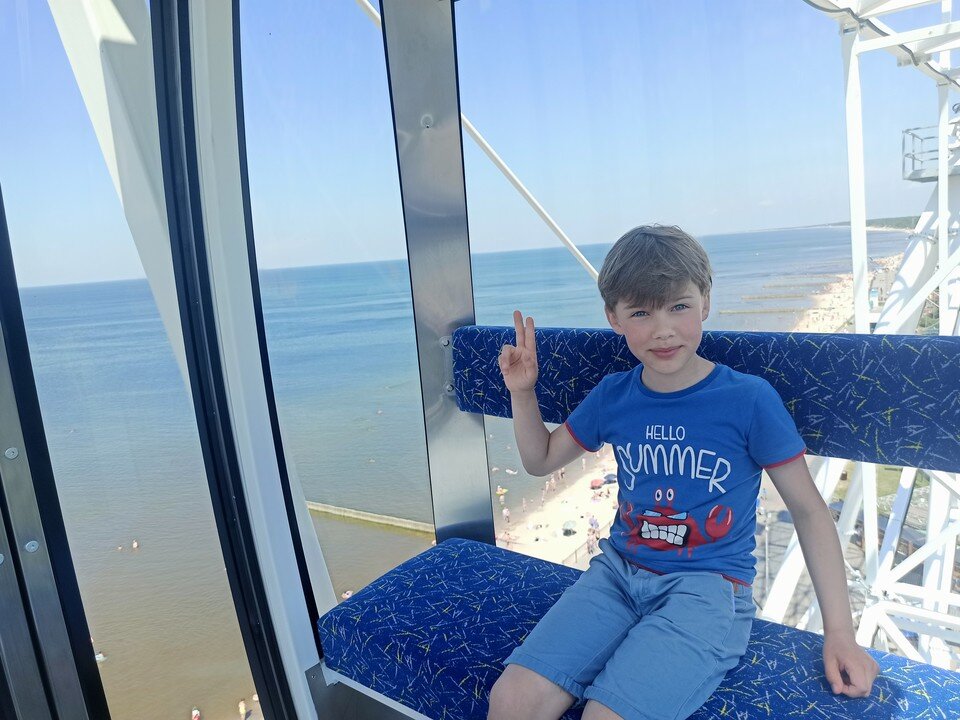     Петр Николаев успешен в учебе, занимается плаванием и танцами.  семейный архив.