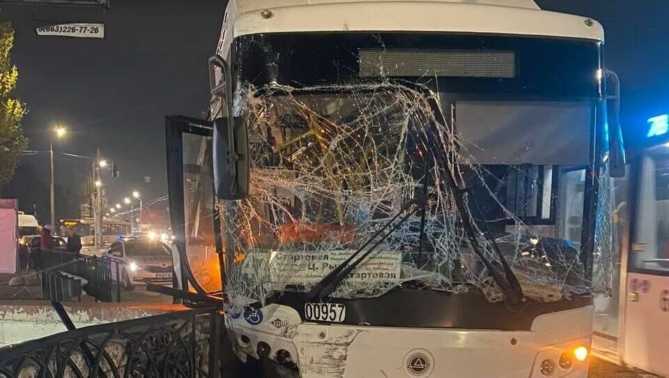    В ДТП с участием автобуса № 47 в Ростове-на-Дону пострадали четверо взрослых и двое подростков, об этом сообщил сити-менеджер Алексей Логвиненко.