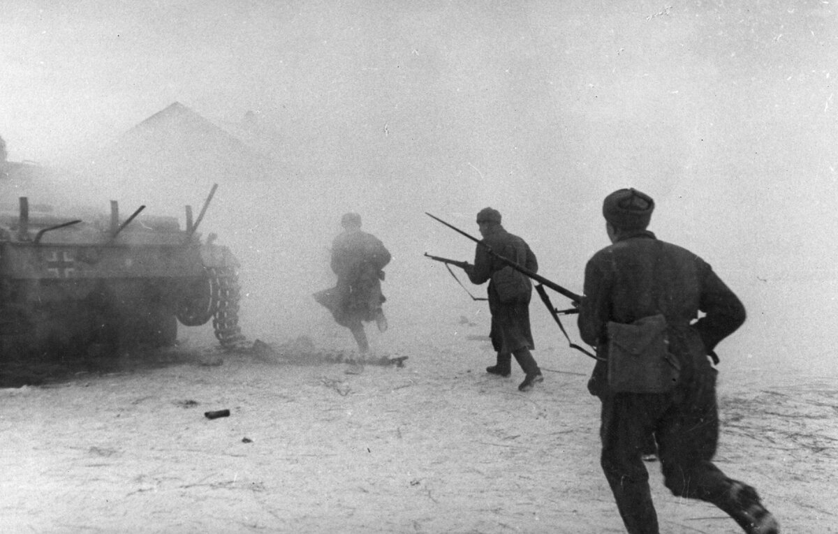    Военнослужащие Красной армии во время Сталинградской битвы, 1942 год  Hulton Archive/Getty Images