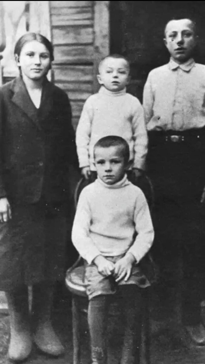 Самого младшего на этом снимке немцы повесят на шарфе. Родным удастся спасти его в самый последний момент. После войны он выучится на рабочего и будет работать на радиоламповом  заводе. Двух старших (слева и справа) немцы угонят в Германию,но им удастся сбежать по дороге и присоединиться к частям Красной армии. Валентин станет плотником,а девочка Зоя окончит курсы медсестёр и будет работать в детской поликлинике города Гагарин. Ну а парнишка,что сидит на стуле, однажды, 12 апреля 1961 года скажет: "Поехали!"