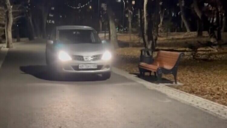     Во Владивостоке девушка совершила вечернюю прогулку по аллеям Покровского парка, не выходя из машины. Местные жители просят найти любительницу общественных пространств и оставить ее без прав.