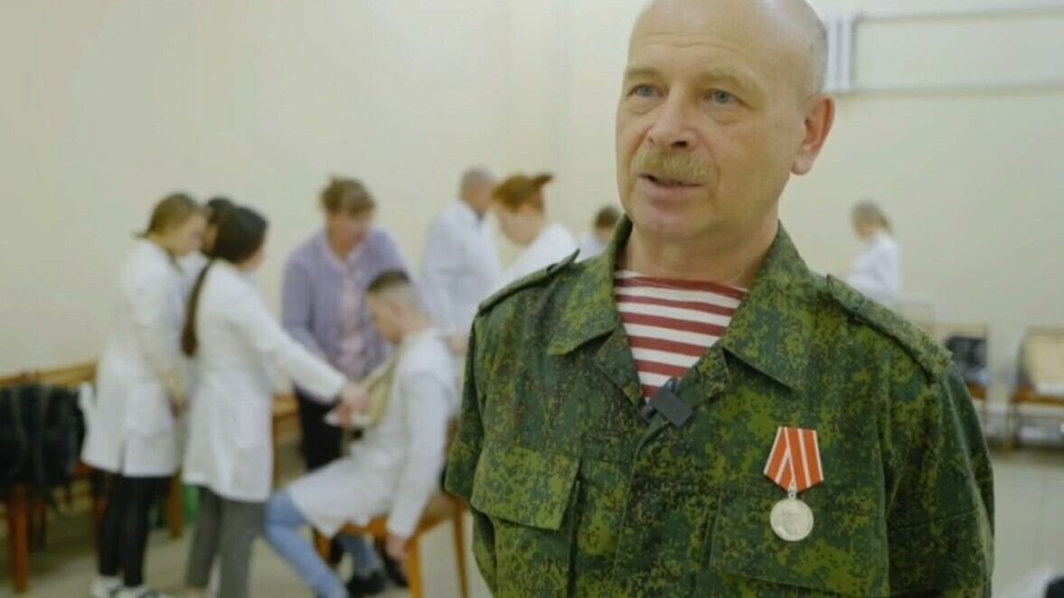     Глава республики рассказал в проекте "Люди чести" о добровольце из Удмуртии Зульфате Зариповиче. Мужчина, находясь в зоне СВО по личной инициативе, оказывал медицинскую помощь бойцам и местным жителям.