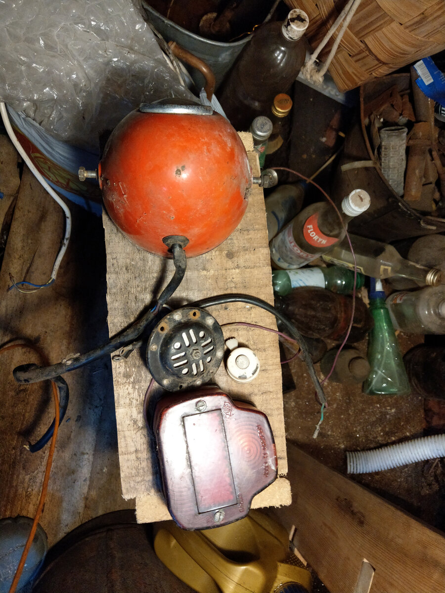 Все электрооборудование. В бутылках из под водки масла, так уж повелось)