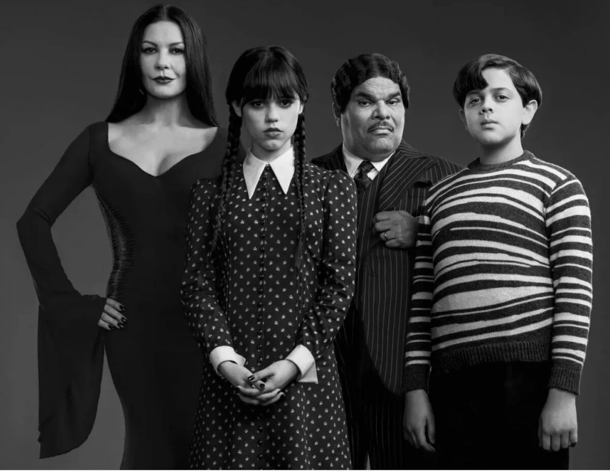 Семейка Аддомсов,слева направо: Мортиша, Уэнсдэй, Гомес и Пагсли.